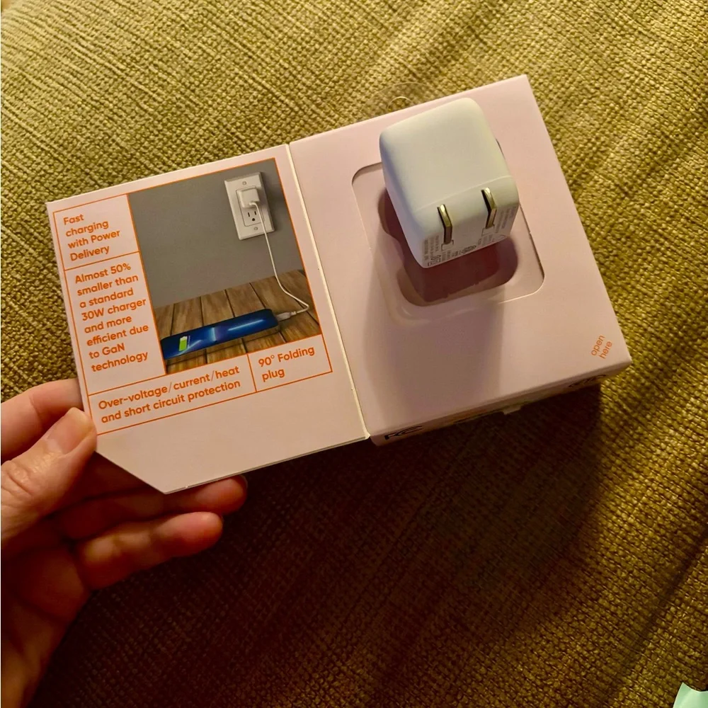 NEW Onn. 30W Wall Charger Unit with USB-C Port White, for iPhone iPad Smartphone